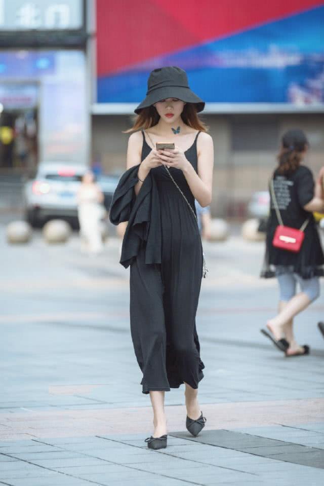 街拍:一起逛街的时尚姐妹花,连衣裙与牛仔裤的搭配各有风姿