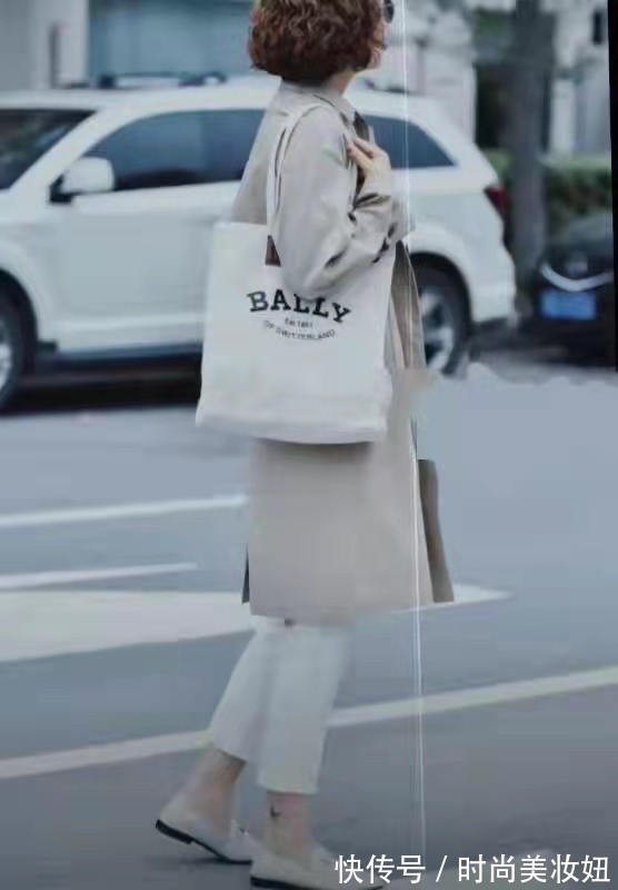 穿搭|奔五的女人甩掉“大妈感”,看这位大龄姐姐,靠穿搭显年轻又优雅