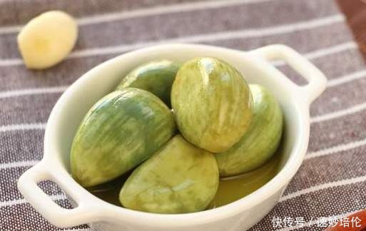 腊八节腌腊八蒜,别着急加醋,教你一招,大蒜绿得快,5天就能吃