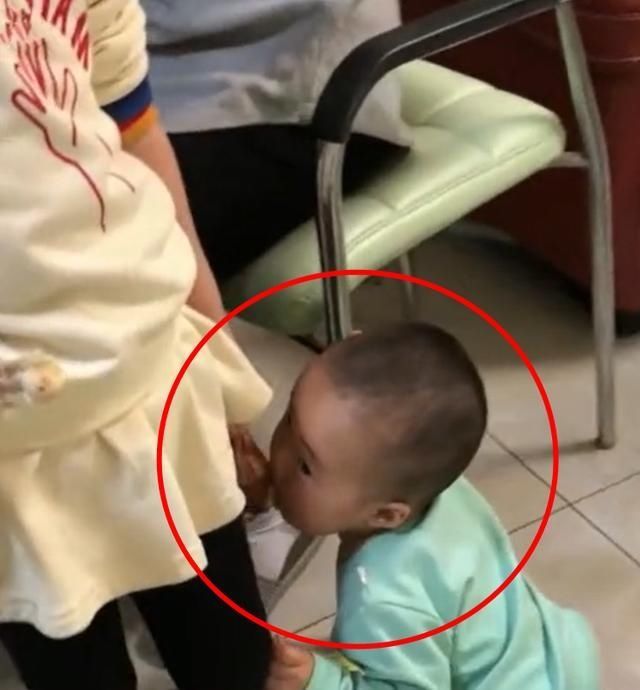 孩子|弟弟趁着姐姐看电视,站在姐姐旁偷吃鸡腿,姐姐一低头被萌到了