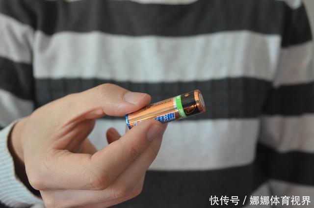 冬天出门时,记得带上一块旧电池,太实用了,解决了很多人的困扰