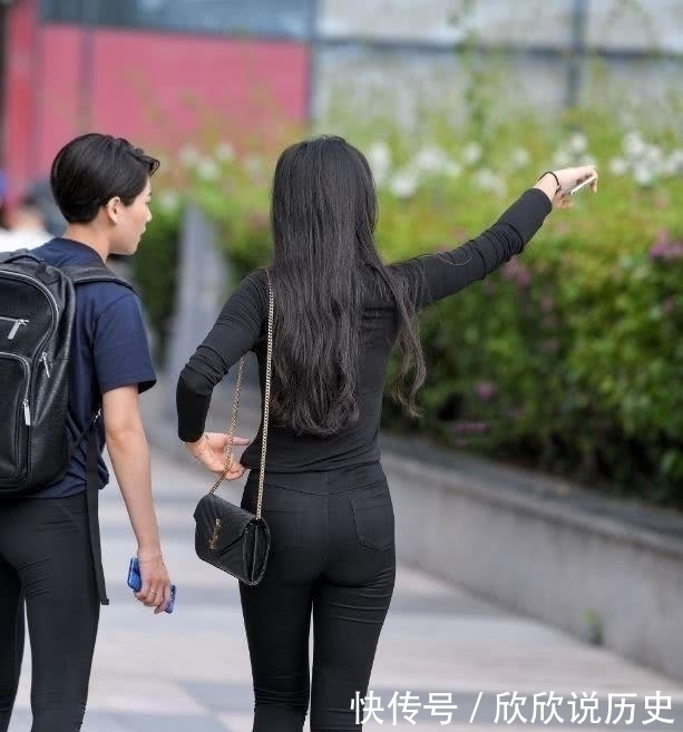 穿紧身牛仔裤有点微胖的长腿性感小姐姐，黑色紧身牛仔裤