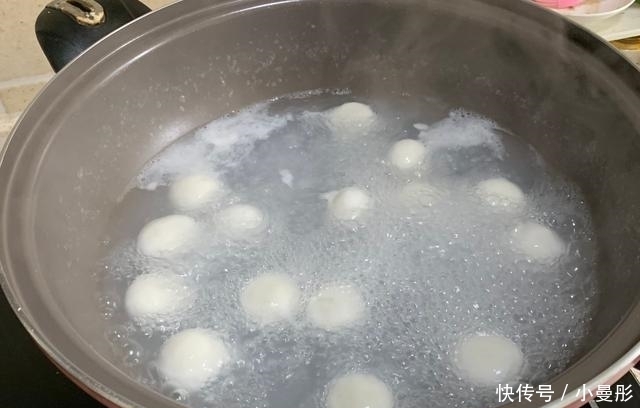 煮汤圆,开水下锅就是大错特错,冷水下锅,汤圆不破皮更好吃!