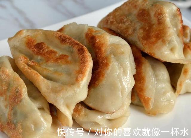 煎水饺时总糊锅切忌直接下锅煎，教你一招，水饺美味酥脆不糊锅