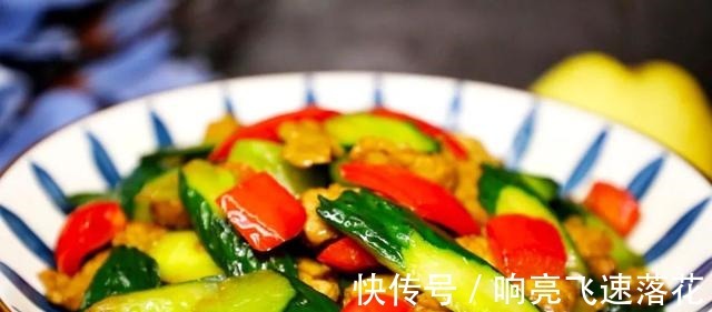 红椒|青瓜别凉拌,跟肉片炒一炒超下饭,清脆爽口不出水,多吃养颜排毒!