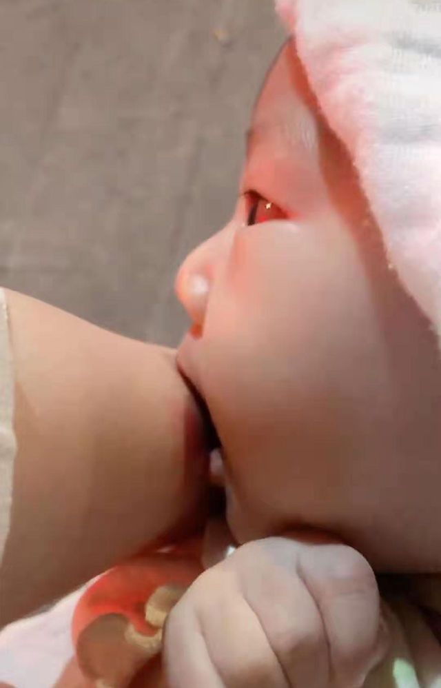 宝宝“吃奶的力气”到底有多大？宝妈用胳膊做实验，看完心疼妈妈