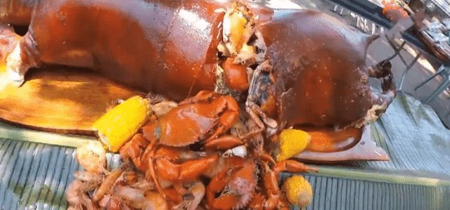 当地传统|去越南旅游吃“烤乳猪”,没忍住1200元买了一整只,切开后这是烤猪