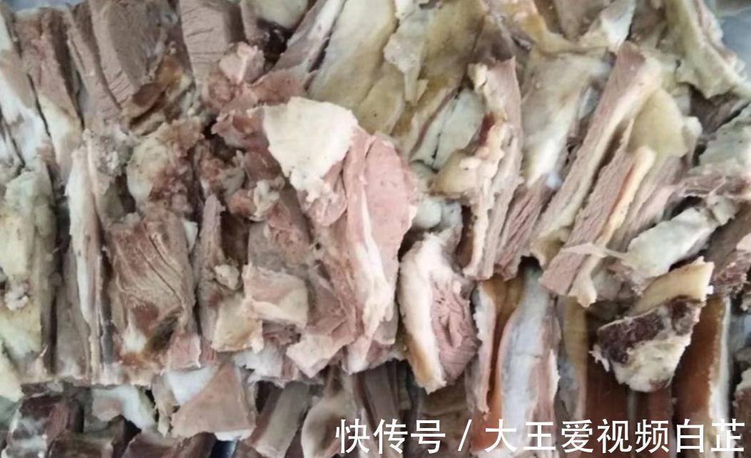 早餐|腾格尔家的早餐也太硬核了，一人一根羊腿直接啃，不愧是大户人家