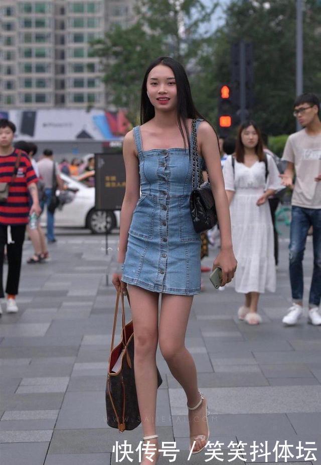 青春靓丽的吊带牛仔裤，款式新颖穿搭舒适，显瘦又显高