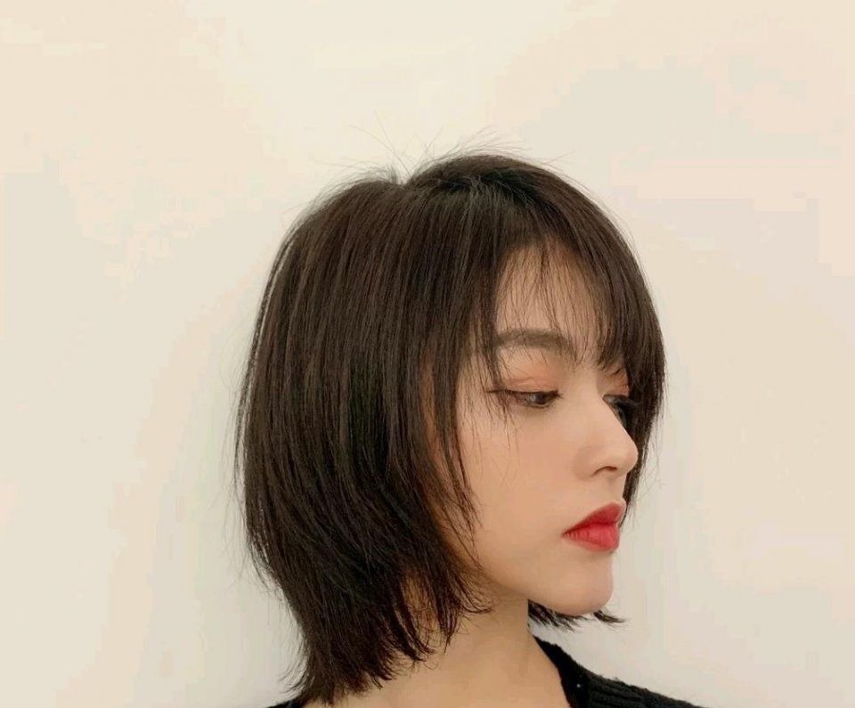 时髦 波波头早就时时髦了,当今盛行“档次发型”,清新风凉还显脸小