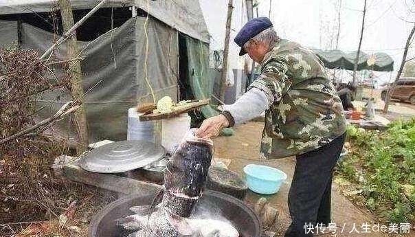 大叔用两条鱼搞定20人工作餐， 20分钟后端上桌大家都看傻眼了！