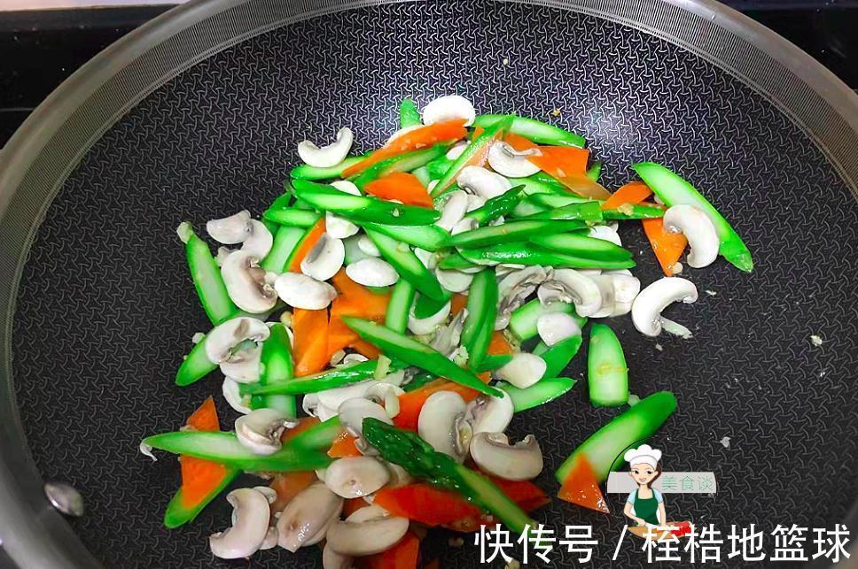 焯水|秋天，此三样素菜一起炒，鲜美极了，不放肉炒也香，秋天吃特养人