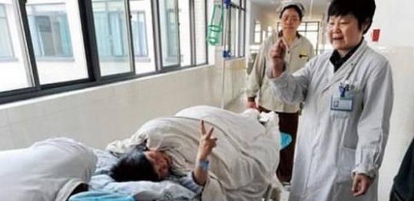 高龄产妇|60岁奶奶不听劝阻,瞒着女儿生二胎,孩子生下来,女儿却沉默了