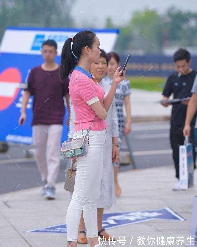 小西装 打底裤在精不在多,才能契合自身气质,优雅浪漫!