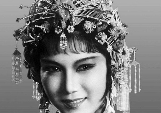 齐白石大师&齐白石盯着新凤霞目不转睛,旁人提醒,齐白石怒怼:我偏要看