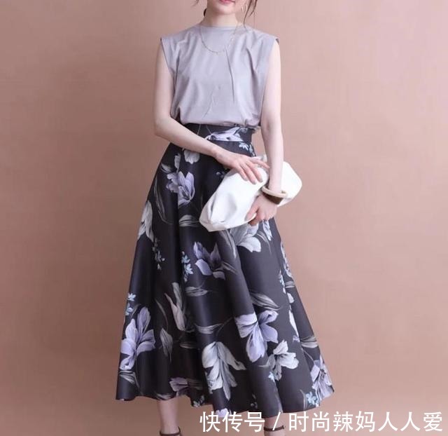 t恤 女人过了50岁,穿衣要避免刻板无趣,穿搭简约优雅才更美!