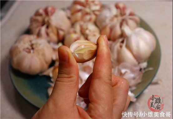 矿泉水瓶|大蒜皮别再用手剥了，一个瓶盖就搞定，快速去皮不费劲，太厉害了