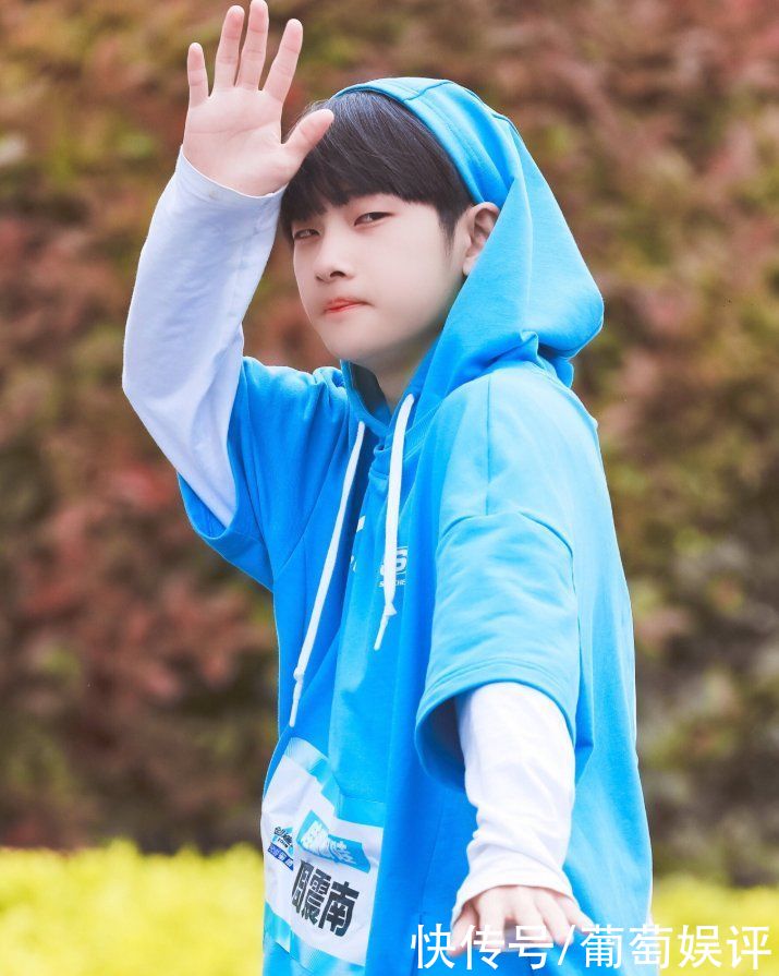 档综艺节目|中餐厅路透图曝光，周震南穿花衬衣亮相，节目组为防代拍阵仗大