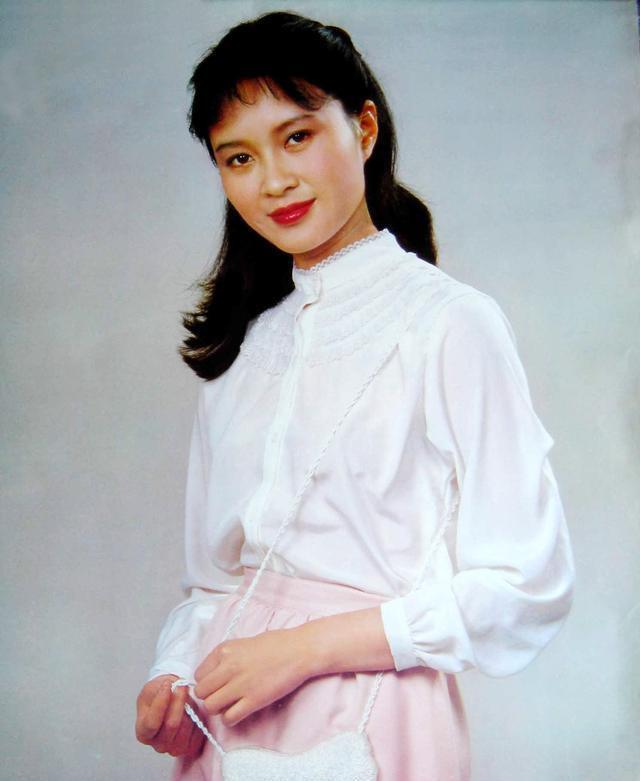 晚年|方舒含泪与白发母亲和解,两个女儿撑起她的晚年