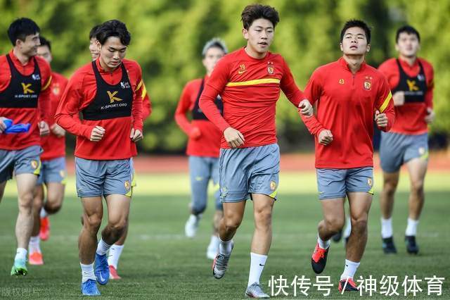 恒大足校|争议!恒大60万顶薪再开中超先河,名记:若全国推广将没孩子踢球