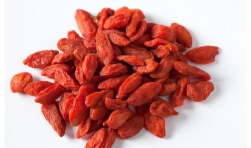 枸杞子泡|经常用枸杞泡水喝,对男性的身体有什么好的影响?不妨了解下