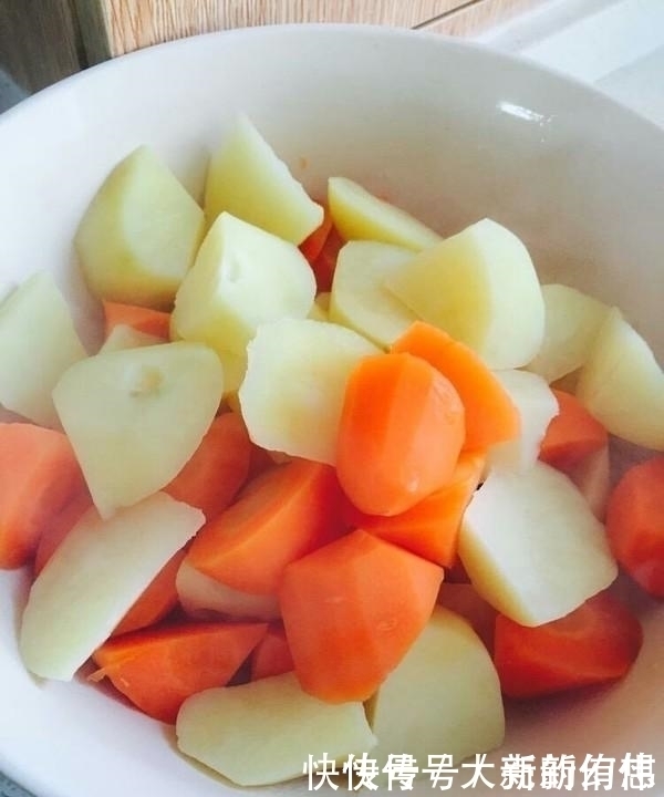 乌黑|这菜是“碱性食物”,女人常吃,嘴巴不臭,头发乌黑,皮肤也嫩了