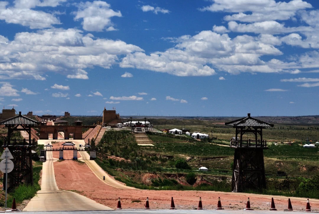 条秦直道|秦始皇当年修的路,为啥2000年来都不长草?下面有什么?