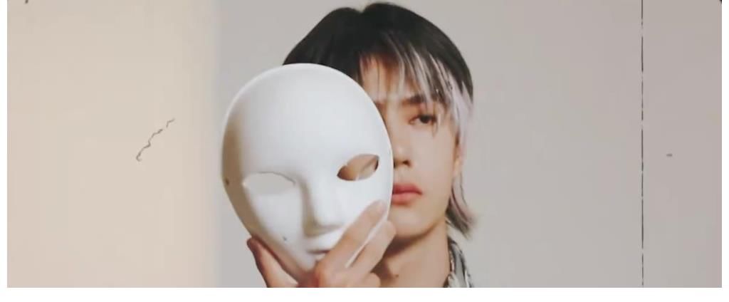 视角|王一博梦幻风蓝白挑染，街舞造型百变，动漫视角让人心动！