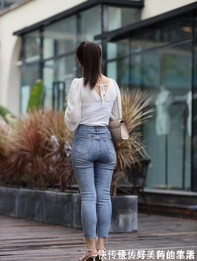 搭配 白肩背心配蓝色打底裤,干净清爽,引人注目!