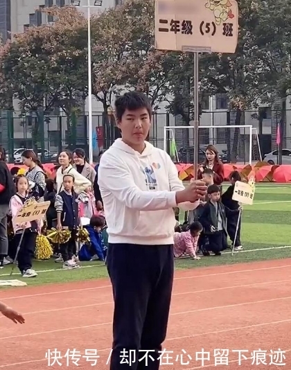 身高|小男孩身高1米8,高出同龄人一大截,网友:感觉这些年饭白吃了