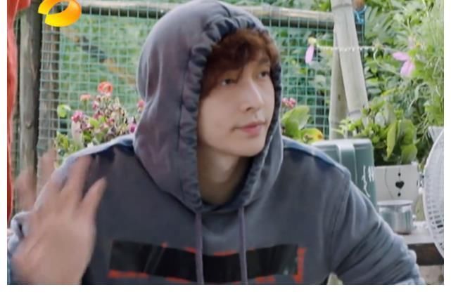 喊张艺兴太生疏,喊哥哥太亲密,欧阳娜娜的叫法好高级