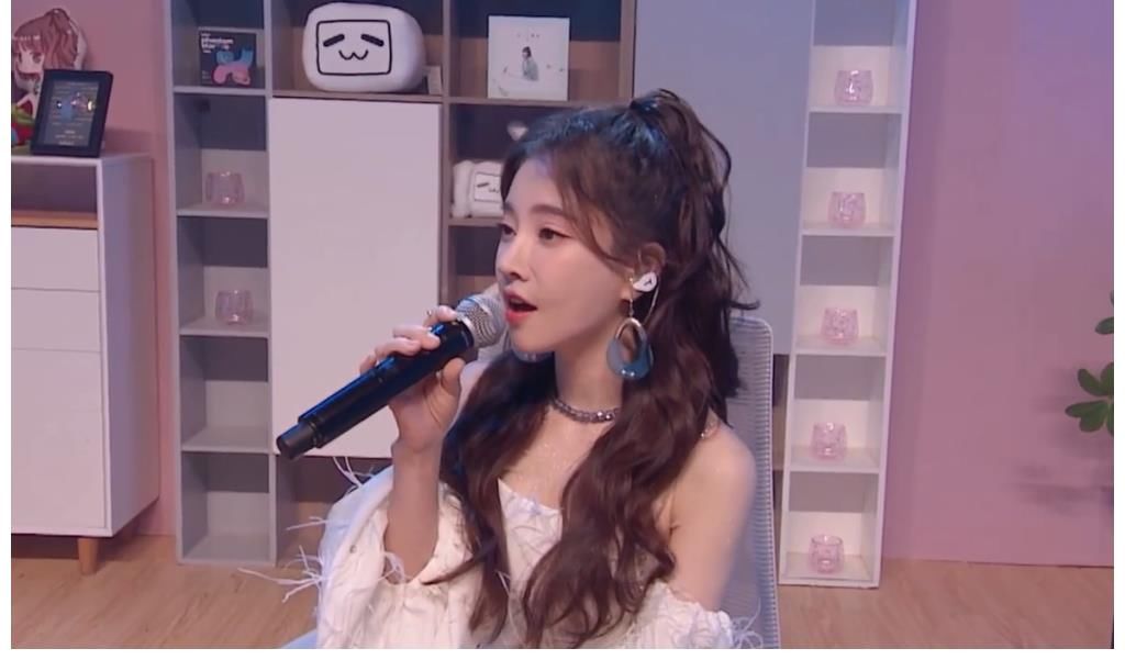 冯提莫生日歌会火热来袭,全场开麦唱功惊人,劲歌热舞场面火爆