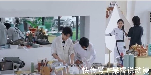 周也和男嘉宾热聊，却对姚安娜冷若冰霜，导演只好用字幕缓和气氛