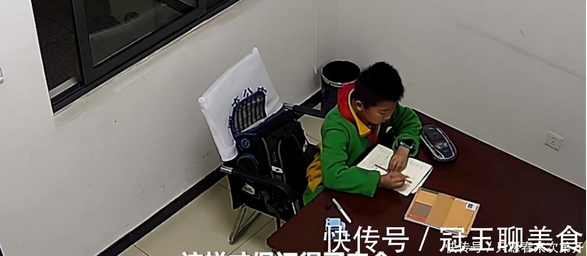 邻居家|萌娃大摇大摆上门“蹭吃”火了,双手插兜表情贼逗:婶,我又来了