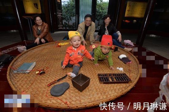 宝宝|地铁上,3岁宝宝盯着一个人看了20分钟,妈妈转头一看笑喷了