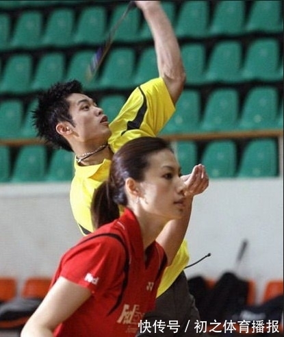 體育隊(duì)|謝杏芳和兒子旅行，5歲小羽身高好出眾，不見丈夫林丹陪伴