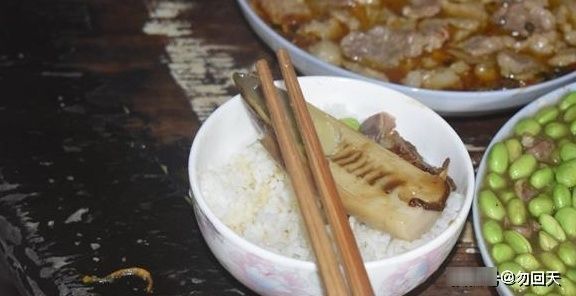 农村|儿女吵着要回农村老家，公婆热情得恨不得杀猪招待，吃到打饱嗝