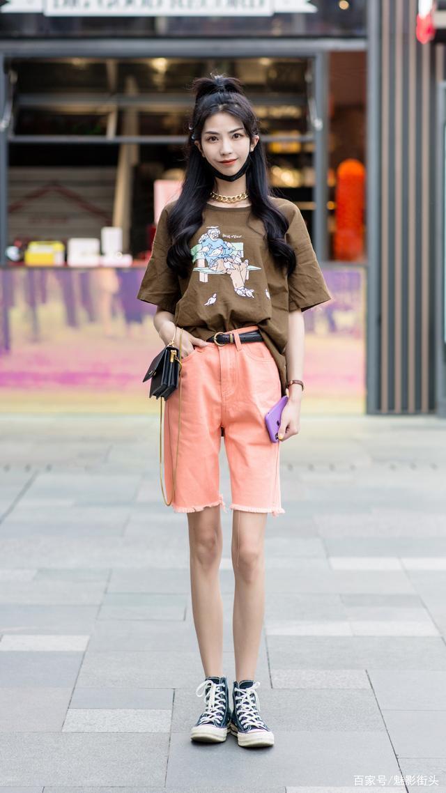 穿短裤的季节，美女选择时尚的五分短裤，穿出清凉感和档次感