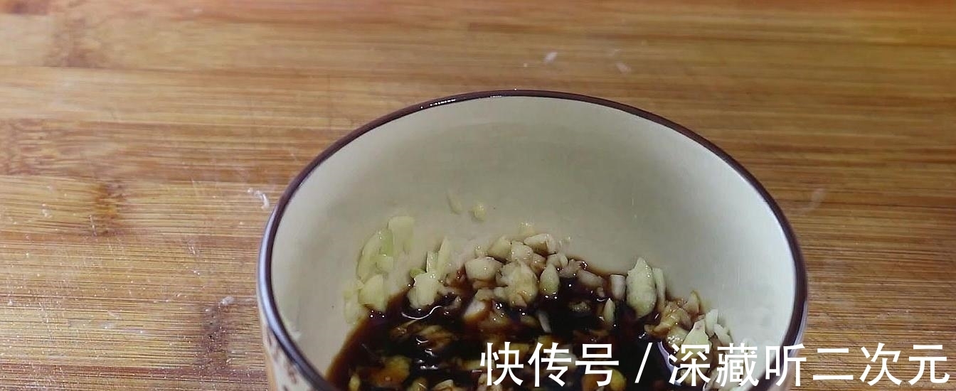 土豆不再炒着吃,教你1个新吃法,不加1滴水,出锅比肉还香