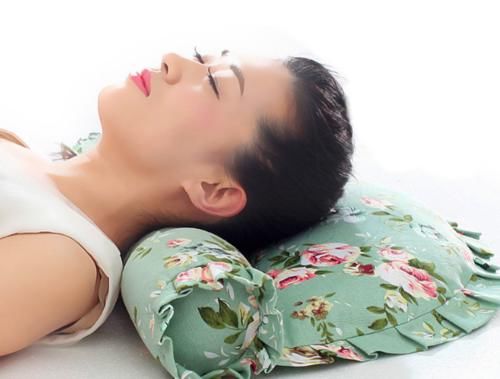 枕头|辟谣！枕啤酒瓶能治好颈椎病？颈椎不好的人必须要有个好枕头