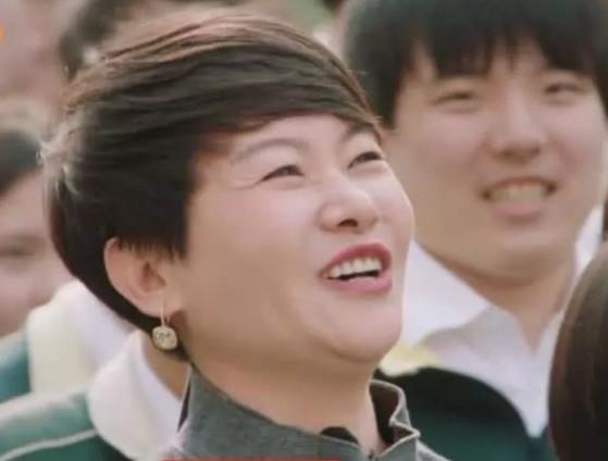 宝妈|7岁男孩穿破衣被嘲笑,老师约见家长,却发现爸爸一身名牌