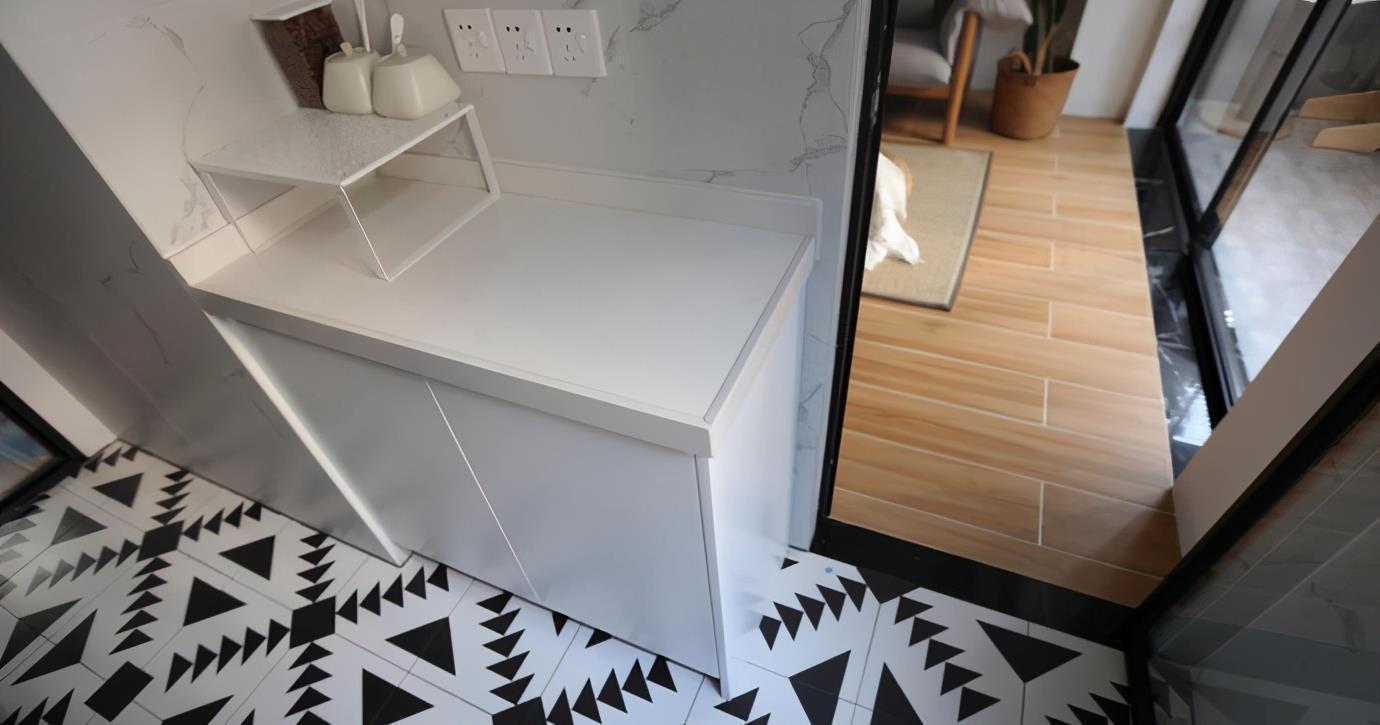 实木|邻居的小一居，每寸空间不放过，整面墙的餐边柜时尚大气，真实用