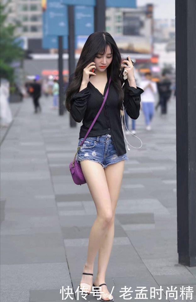 街拍:牛仔短裤与黑色V领衬衫的穿搭, 好看!