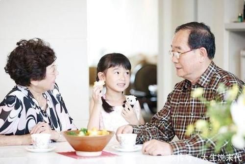 老两口|“上班式带娃”成新潮流,孩子有人照看,老人和子女也相互不打扰