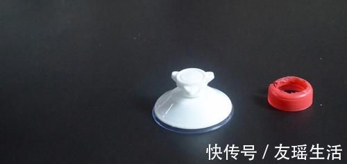 吸盘挂钩上粘个瓶盖真厉害, 一年能省下不少钱, 早点知道就好了