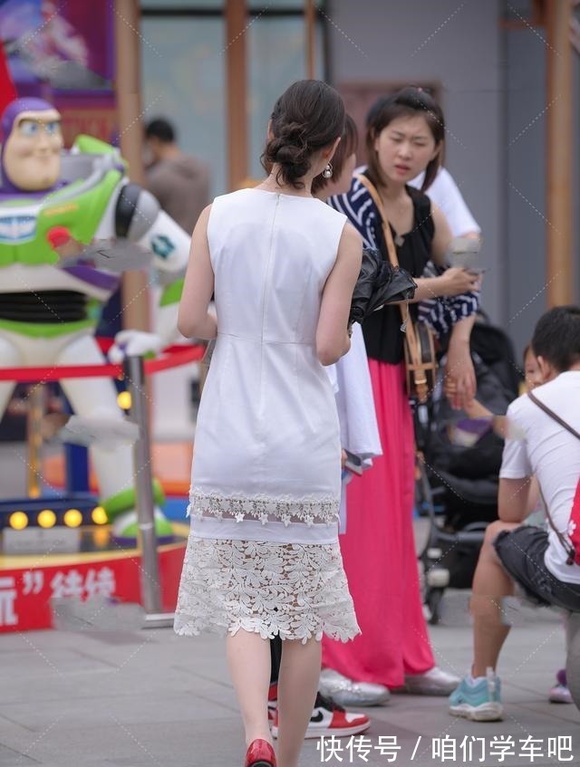 高端 白色圆领无袖连衣裙,搭配珍珠手链高贵无比,搭配红手表显得职场!