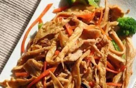 美食精选:蒜苔小炒肉,红烧鲤鱼,竹笋肉丝,笋干炒肉的做法