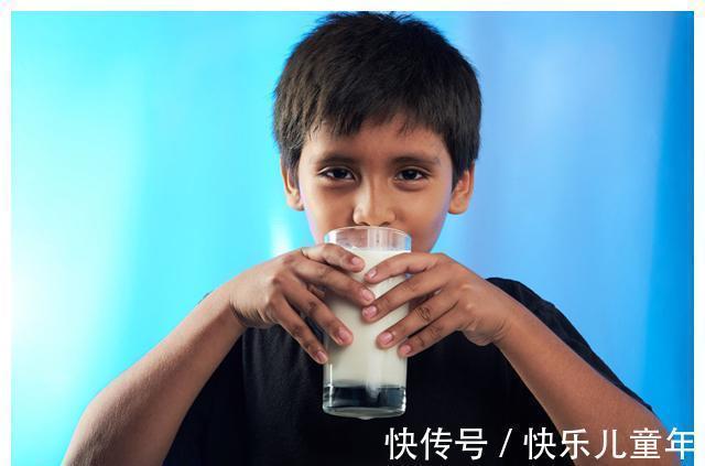 乐乐|张文宏：提高孩子免疫力要多喝牛奶，喝牛奶这3个误区你要知道