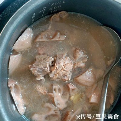 贫血排骨|家常美味莲藕排骨汤，锁住家人的胃