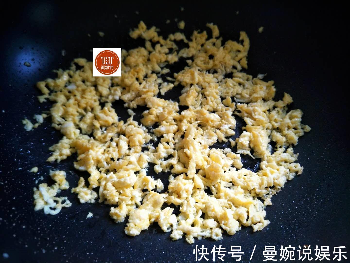 厨路|这样的韭菜盒子很少见,一抻一卷,皮薄馅大,层层酥脆,做法简单